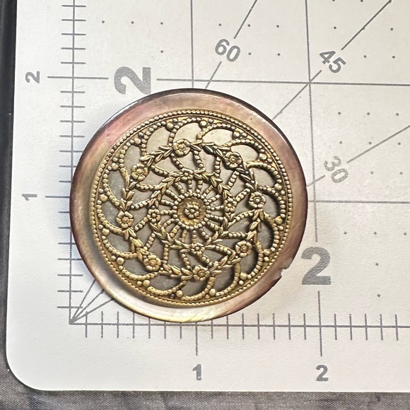 Antique jumbo mother of pearl abalone gold tone round button upcycled brooch pin - Picture 8 of 8